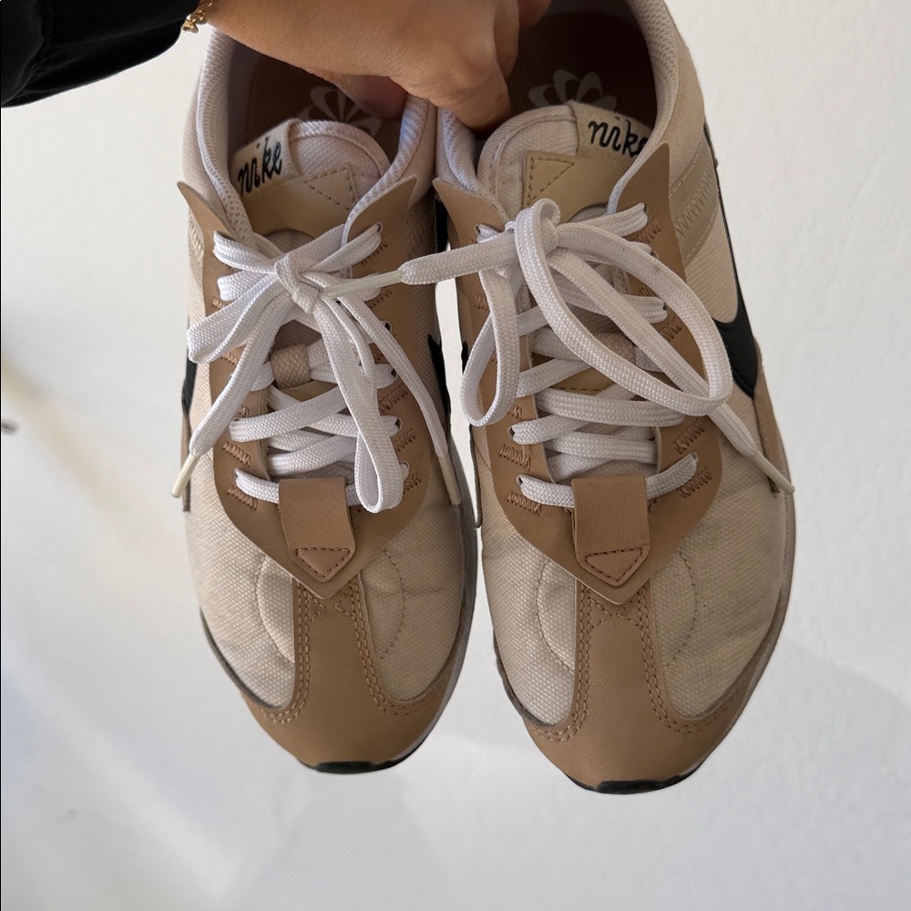 Women's Nike Air Max Size: 6.5; Color: Oatmeal/Black Hemp - Picture 2 of 4